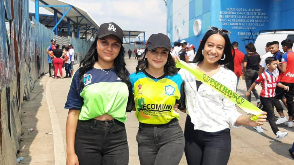 Aficionados olanchanos sorprenden en Tegucigalpa apoyando a los Potros