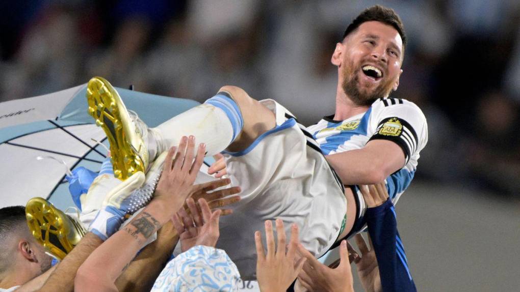 Polémica foto, Messi ovacionado y locura total: las imágenes de la fiesta de Argentina