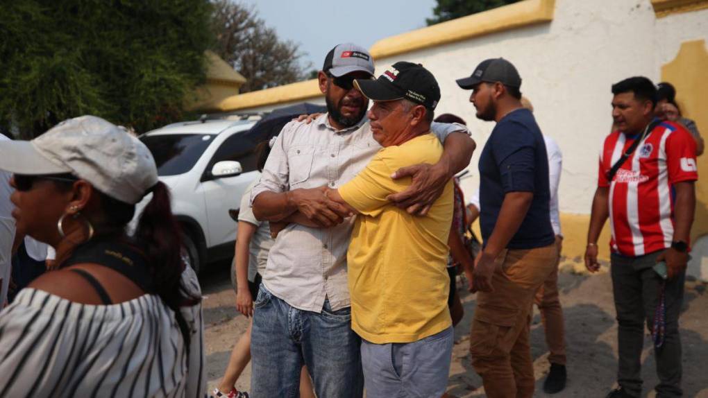 En medio de llanto y profundo dolor: así fue el último adiós a Elmer Canales