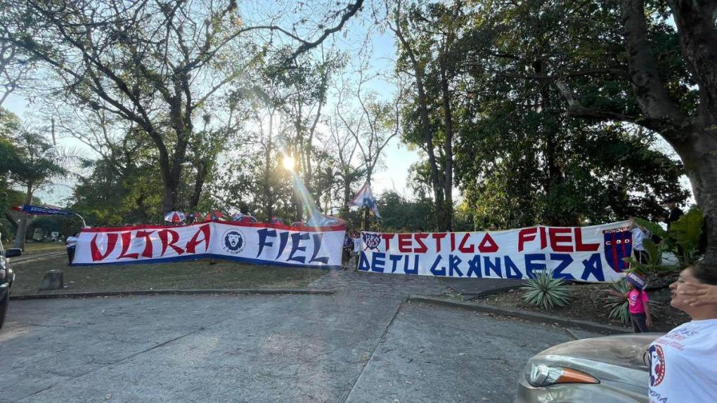 Impresionante banderazo: La Ultra Fiel acude a apoyar al Olimpia previo al clásico ante Marathón