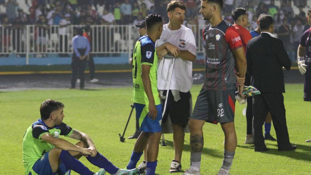 Caras largas, miradas perdidas y tristeza: las imágenes de los jugadores de Olancho FC tras la derrota ante Olimpia