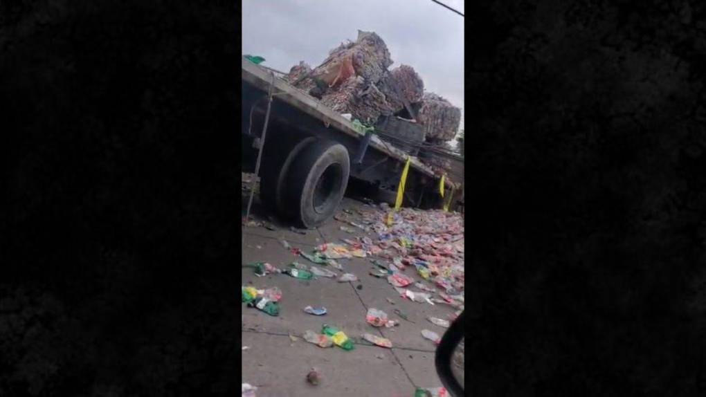 Volcamiento de rastra genera caos vial en la salida al sur de la capital