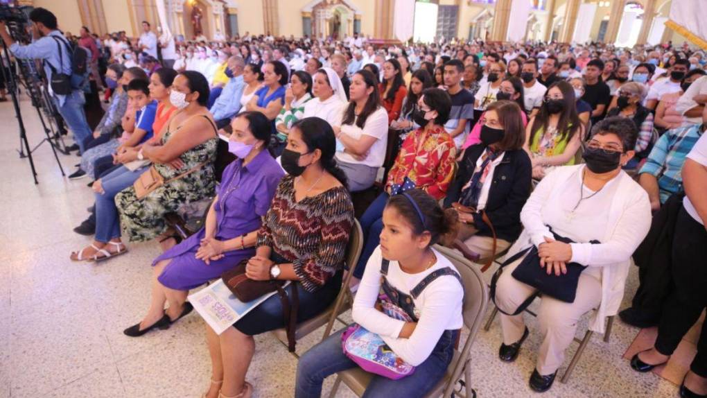 Con gozo y renovación de votos se celebra la Misa Crismal este Jueves Santo en la capital