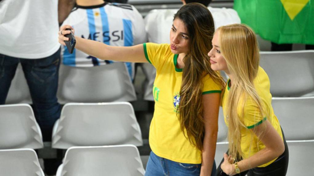 ¡Duelo de bellezas! Hermosas aficionadas de Croacia y Brasil engalanan las graderías en Qatar