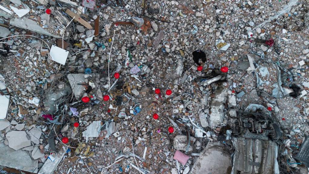 Con globos rojos rinden homenaje a los niños muertos en el terremoto de Turquía