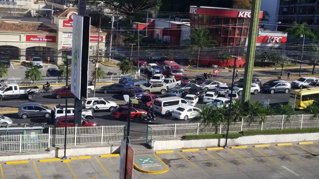 Cierre de bulevares Suyapa y Morazán generan caos vehicular en la capital