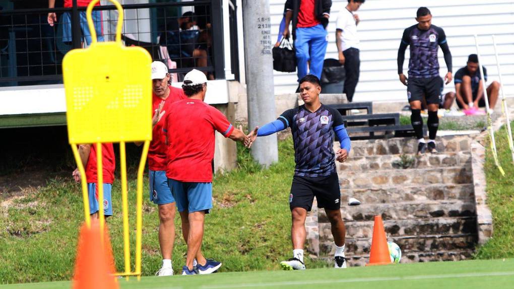 Risas, trabajo arduo y un invitado especial en el entrenamiento del Olimpia este martes