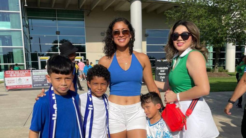 Duelo de bellezas: guapas aficionadas de Honduras y México engalanan el NRG Stadium