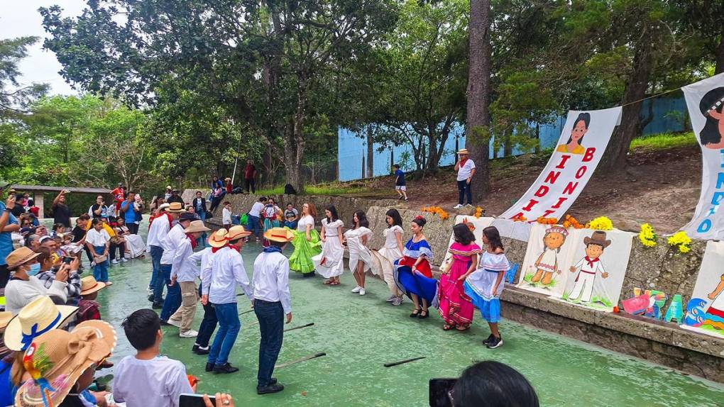 Alumnos conmemoran con danzas el Día del Cacique Lempira en la capital