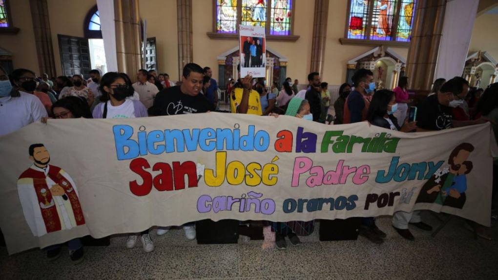 Con gozo y renovación de votos se celebra la Misa Crismal este Jueves Santo en la capital