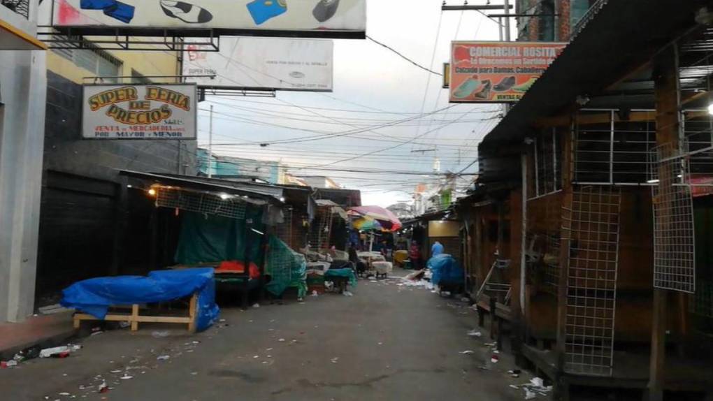 Mercados capitalinos amanecen inundados de basura tras festejos de Año Nuevo