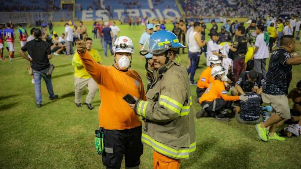 Caos, muertos y decenas de heridos: lo que se sabe sobre la estampida en el Estadio Cuscatlán de El Salvador