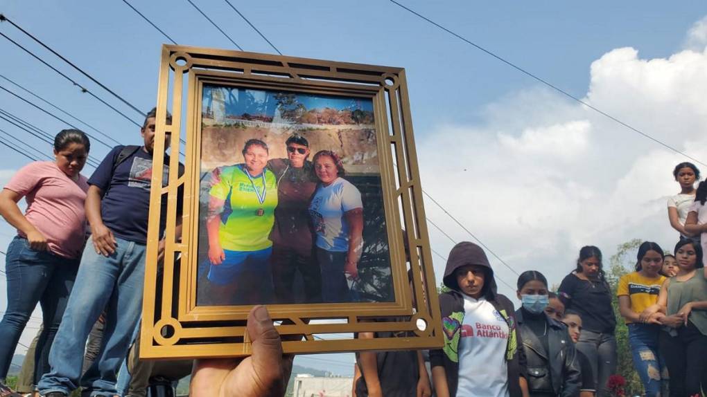 “Adiós Francis, nunca te olvidaremos”: sepultan a Francis Rosmery Ochoa, la joven atropellada en el bulevar Morazán