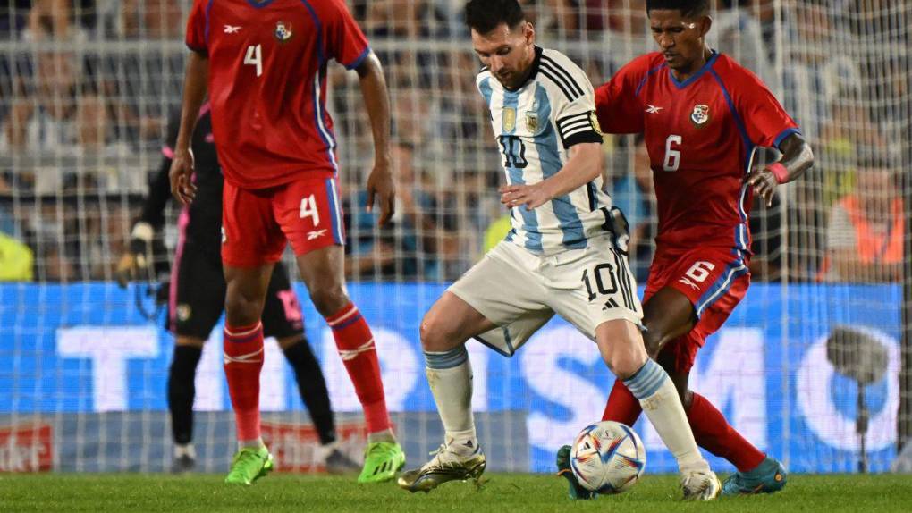 ¡Patada criminal! La terrible entrada que sufrió Messi en el Argentina - Panamá