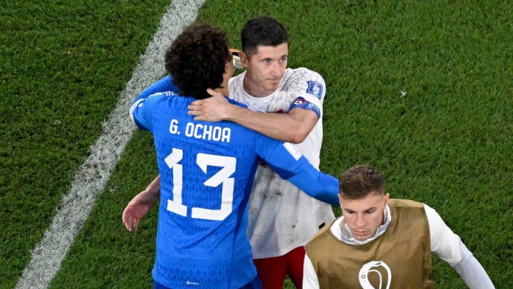 Fiesta tricolor, Ochoa héroe y Lewandowski villano: El empate entre México y Polonia en imágenes