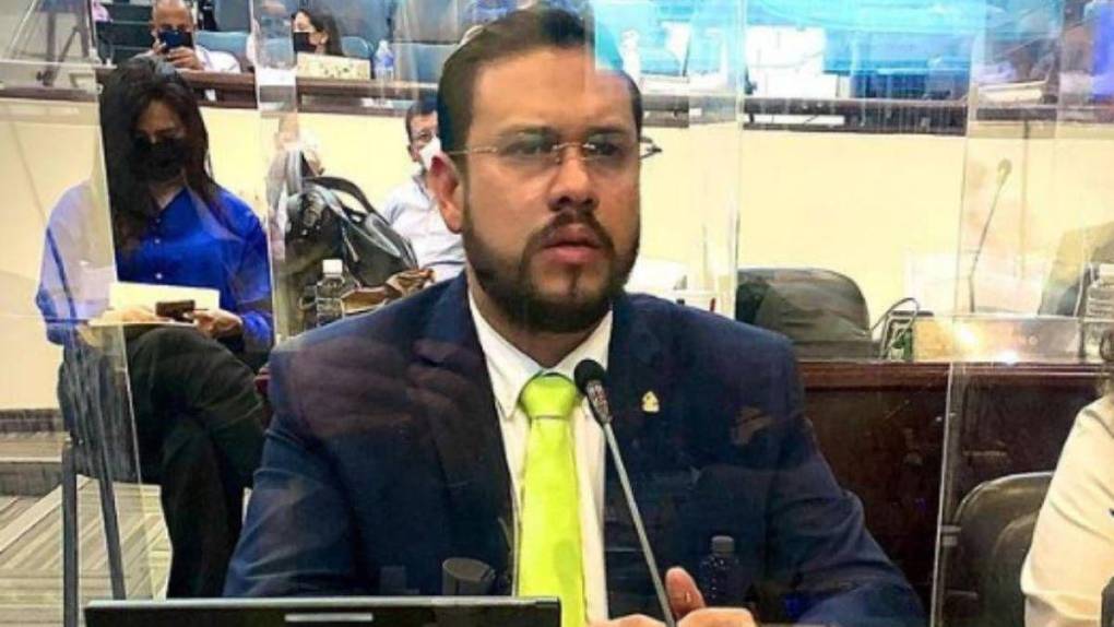 Las controversias, denuncias y problemas legales en que se ha visto envuelto el diputado Mauricio Rivera