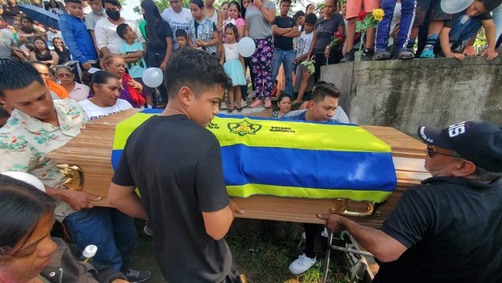 “Adiós Francis, nunca te olvidaremos”: sepultan a Francis Rosmery Ochoa, la joven atropellada en el bulevar Morazán