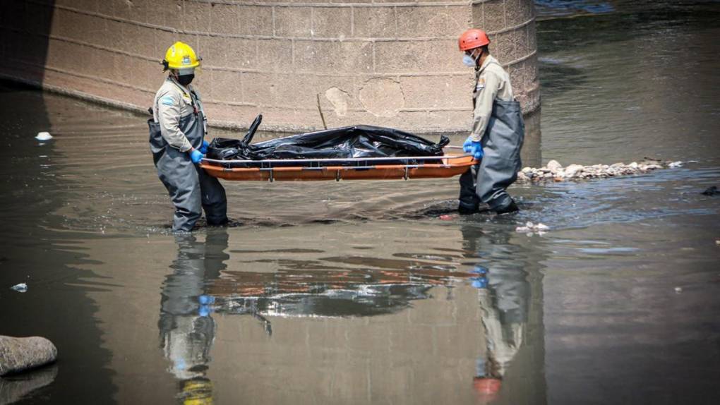 Dramático rescate de cuerpo que pasó 30 horas en el río en espera para su levantamiento en la capital