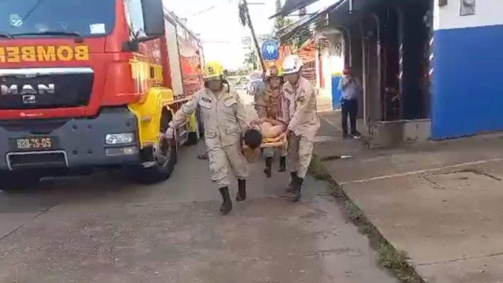 Así rescataron a hombre que quedó atrapado entre dos muros al intentar ingresar a una casa en Olancho