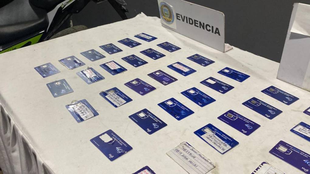 Libretas de extorsión, chips y amenazas de muerte: lo decomisado a pareja en SPS