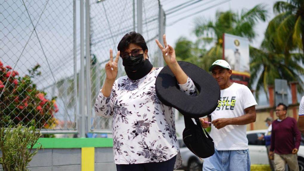 Llenazo total, fieles aficionados y plegarias por un milagro: así se vive la final por no descender en El Progreso