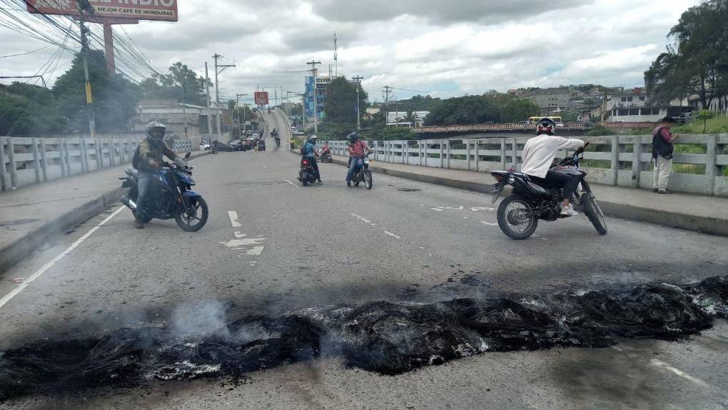 Por acoso laboral y despidos injustificados, protestan empleados del SANAA