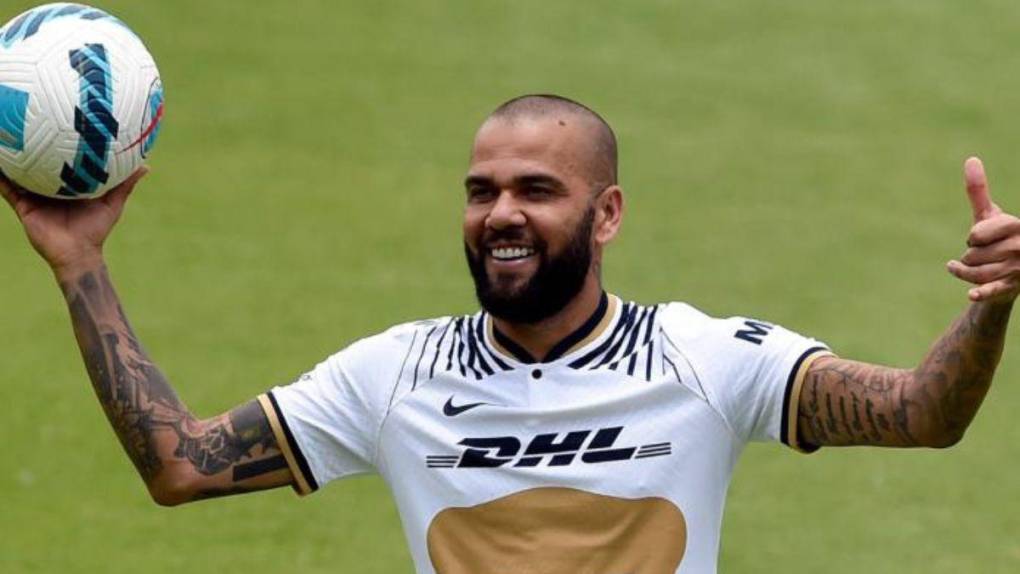 Cabizbajo, deprimido y confundido: así pasó su primer día en prisión Dani Alves