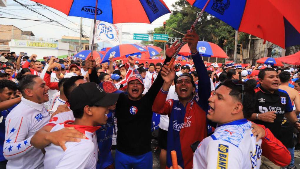 Con gran carnaval, Ultra Fiel pone la fiesta en la final entre Olimpia y Olancho FC