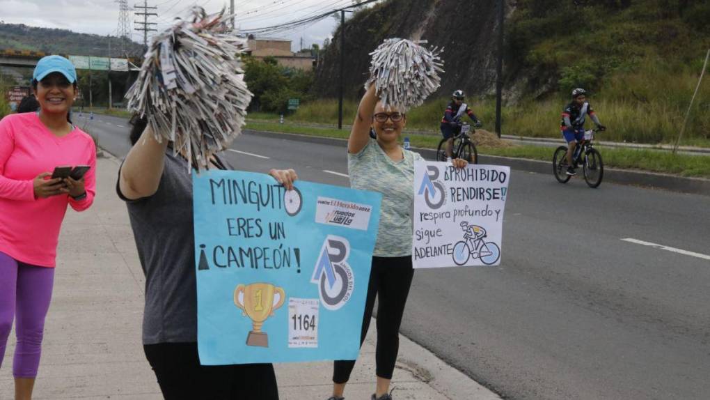 Con carteles, pompones y en familia apoyan a ciclistas en la Vuelta 2022 de El Heraldo