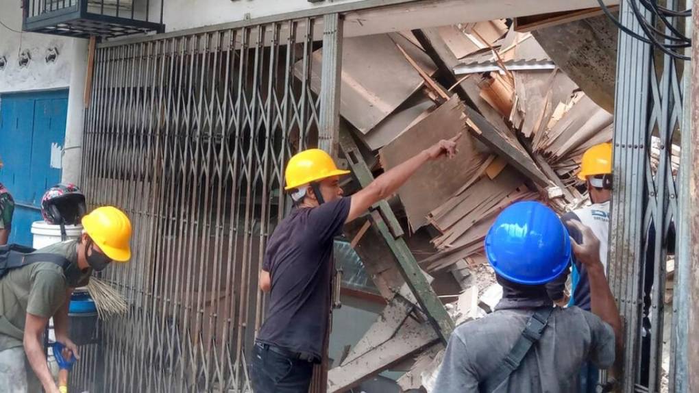 Pacientes en la calle y casas en el suelo: Destrozos del terremoto en Indonesia