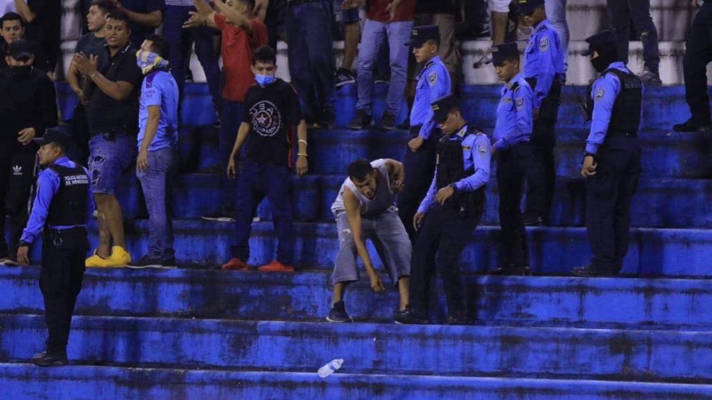 Lamentables imágenes: El enfrentamiento entre barras en el clásico sampedrano