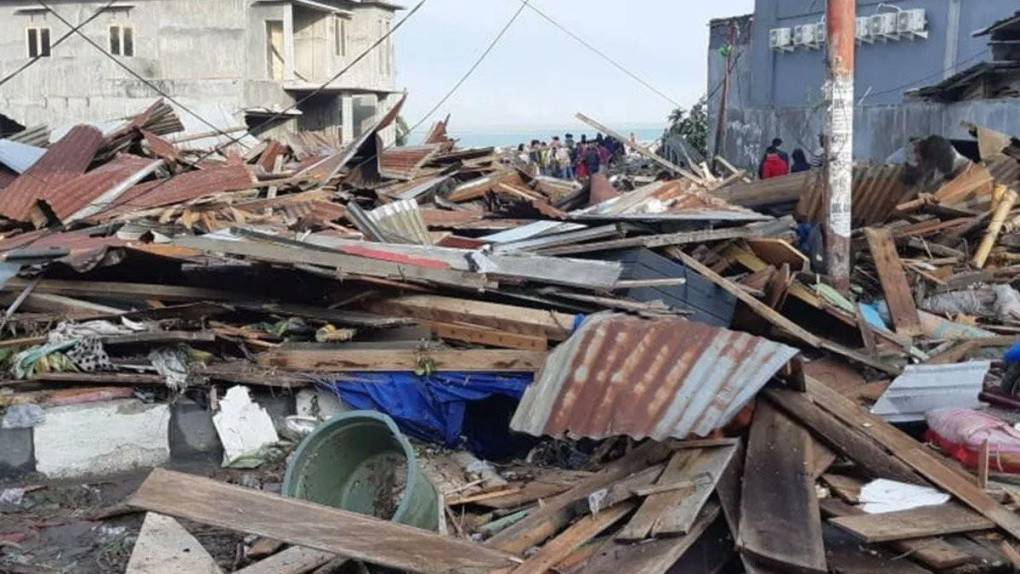 Pacientes en la calle y casas en el suelo: Destrozos del terremoto en Indonesia