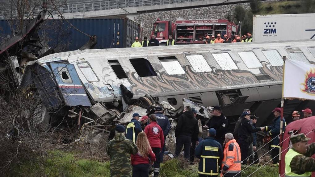 Vagones pulverizados y cuerpos carbonizados tras accidente de tren mortal en Grecia