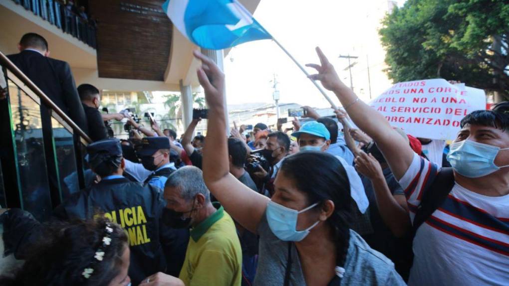 Pancartas, tensión y retraso: ambiente en el Congreso previo a elección de la Corte Suprema de Justicia