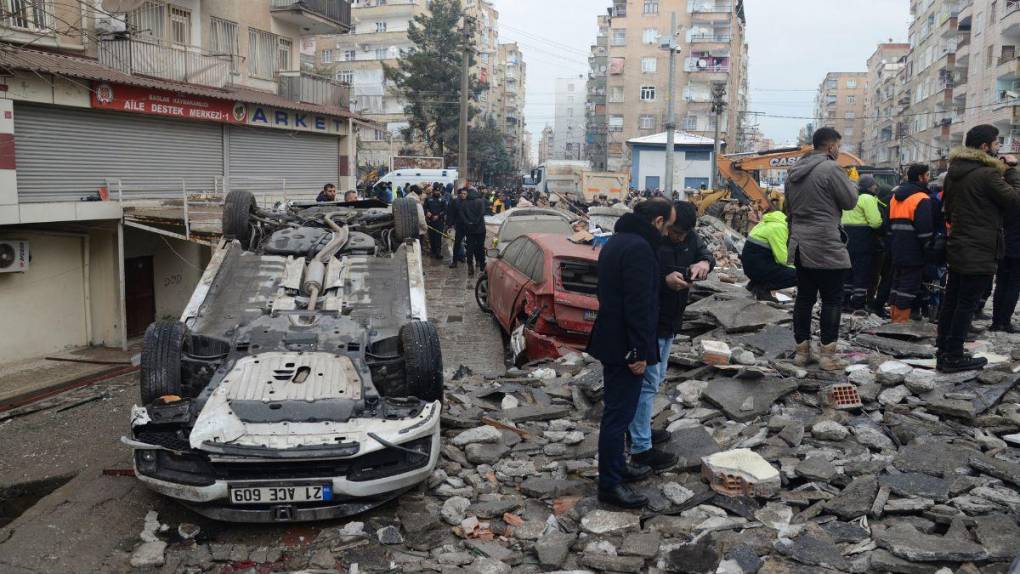 Luto, destrucción y miedo: las imágenes tras el fatal sismo en Turquía y Siria