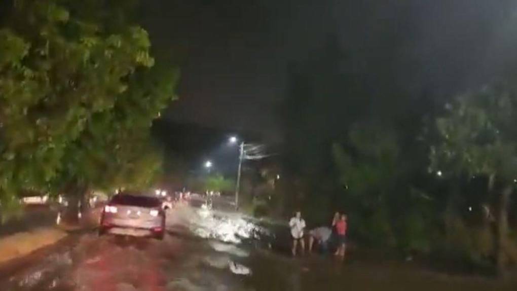 Calles inundadas y daños materiales: imágenes de la lluvia que azotó la capital