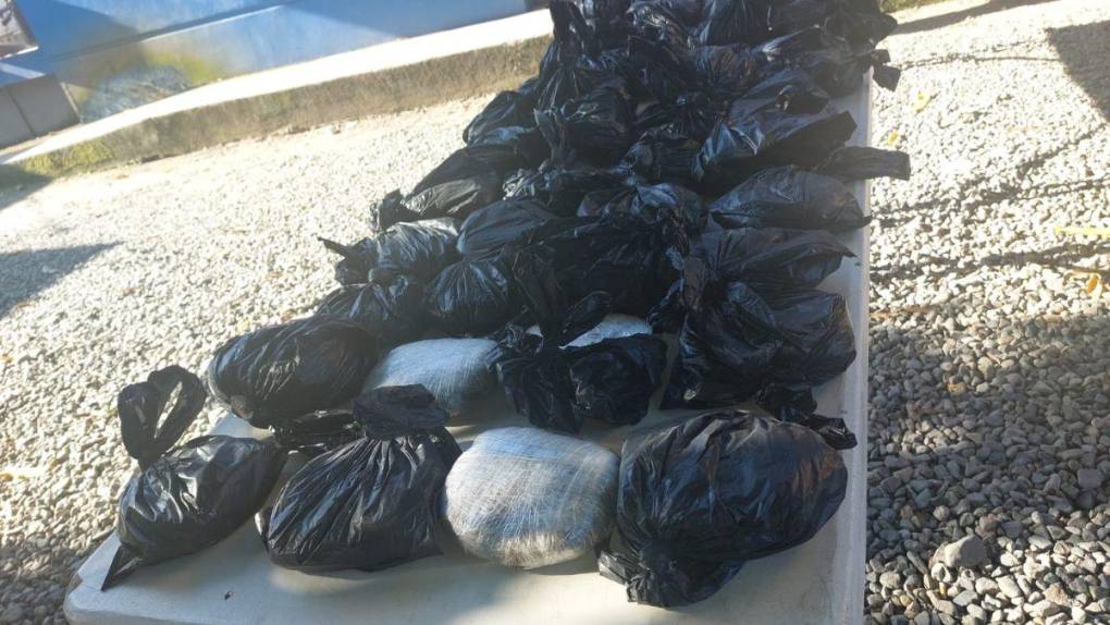 Hombre escondía decenas de paquetes de droga en caleta de vehículo en La Ceiba