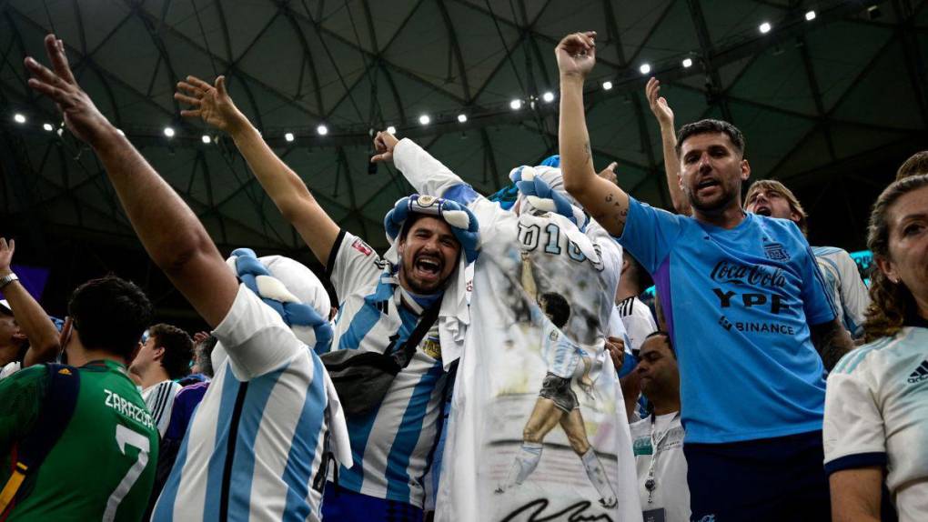 Color en la grada: Gran ambiente en el duelo entre Argentina y México en Lusail