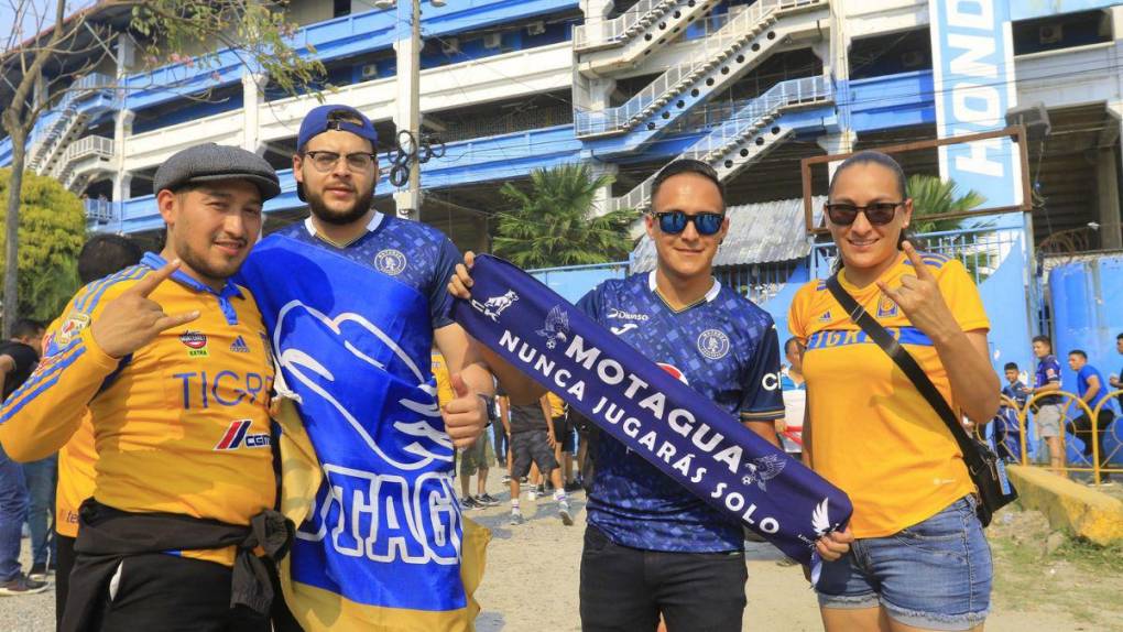 ¡Invasión felina! Barra de Tigres llega al Olímpico para el partido frente a Motagua