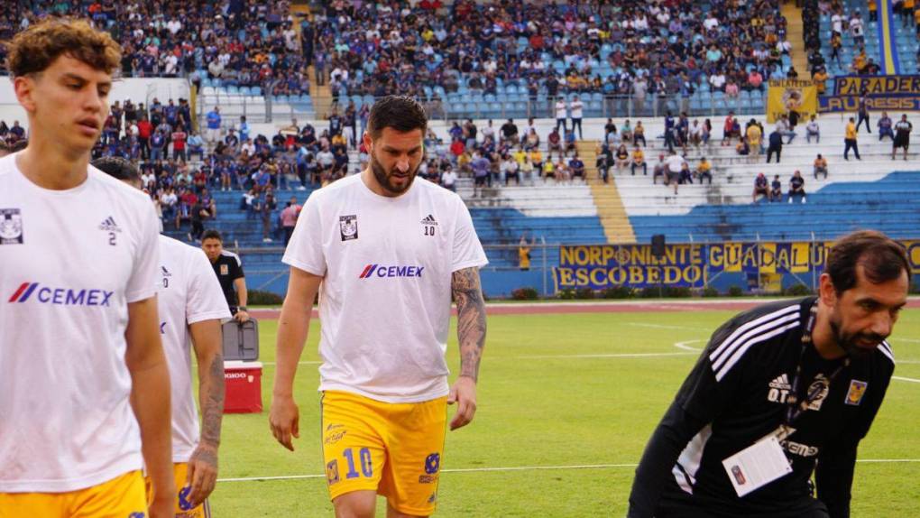 Ovación, autógrafos y complicidad con los niños: así fue el paso de Gignac por Honduras