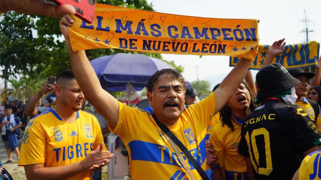 ¡Invasión felina! Barra de Tigres llega al Olímpico para el partido frente a Motagua