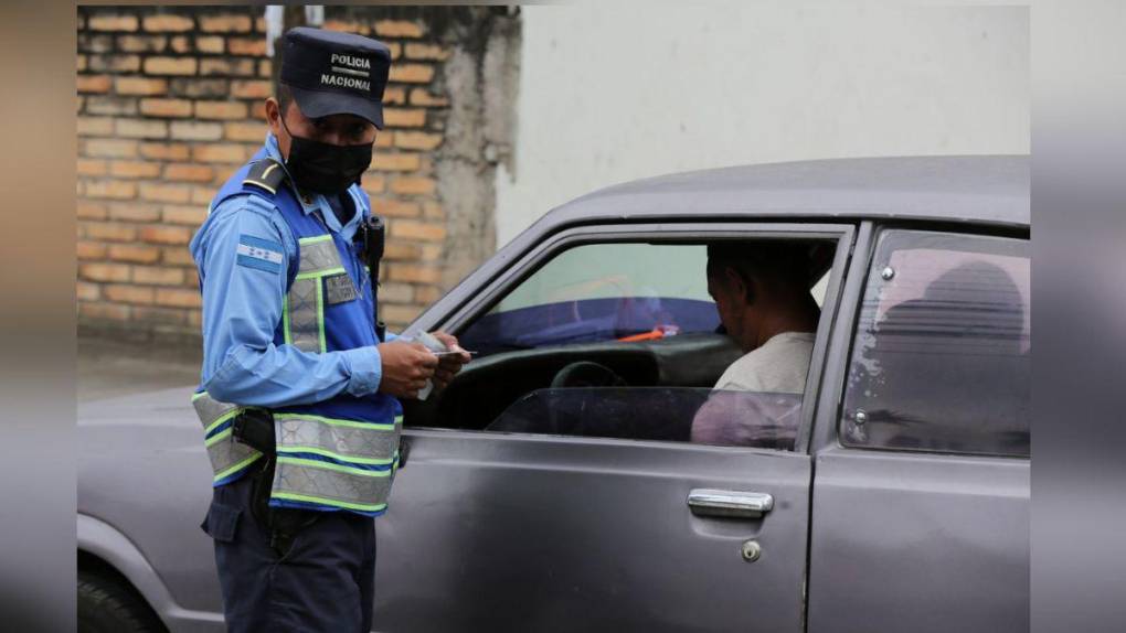 Retenes y revisión de documentos: así se vive el toque de queda en algunos sectores de la capital