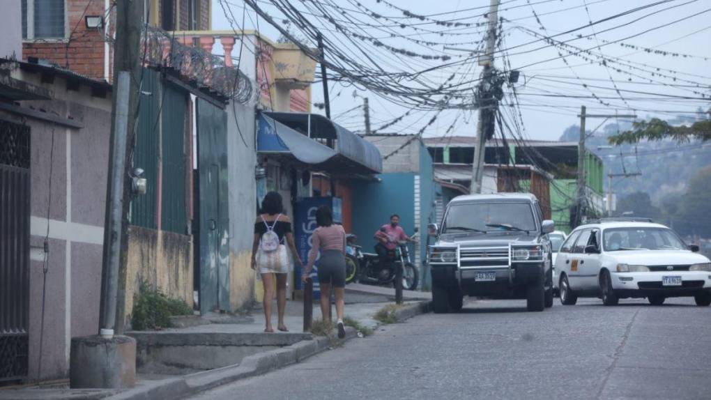 Retenes y revisión de documentos: así se vive el toque de queda en algunos sectores de la capital