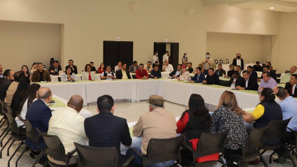 Con Mel Zelaya a la cabeza, bancada de Libre se reúne a horas de la elección de la Corte Suprema de Justicia