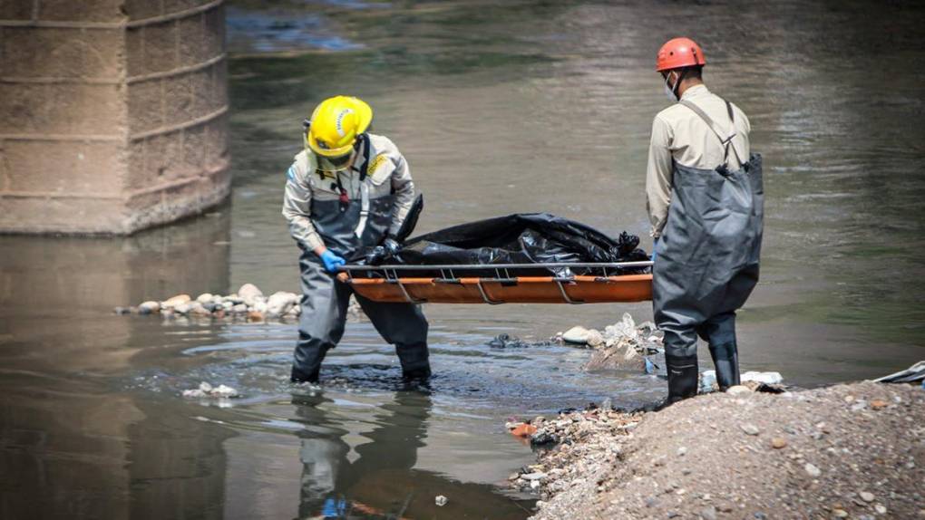 Dramático rescate de cuerpo que pasó 30 horas en el río en espera para su levantamiento en la capital