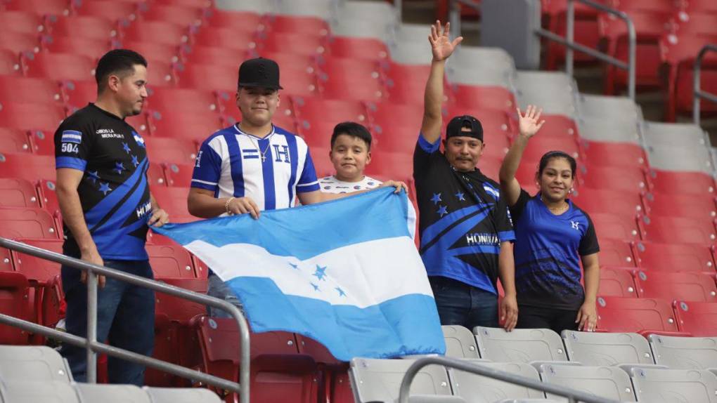 Aficionados catrachos comienzan a ponerle ambiente al State Farm previo al Qatar-Honduras