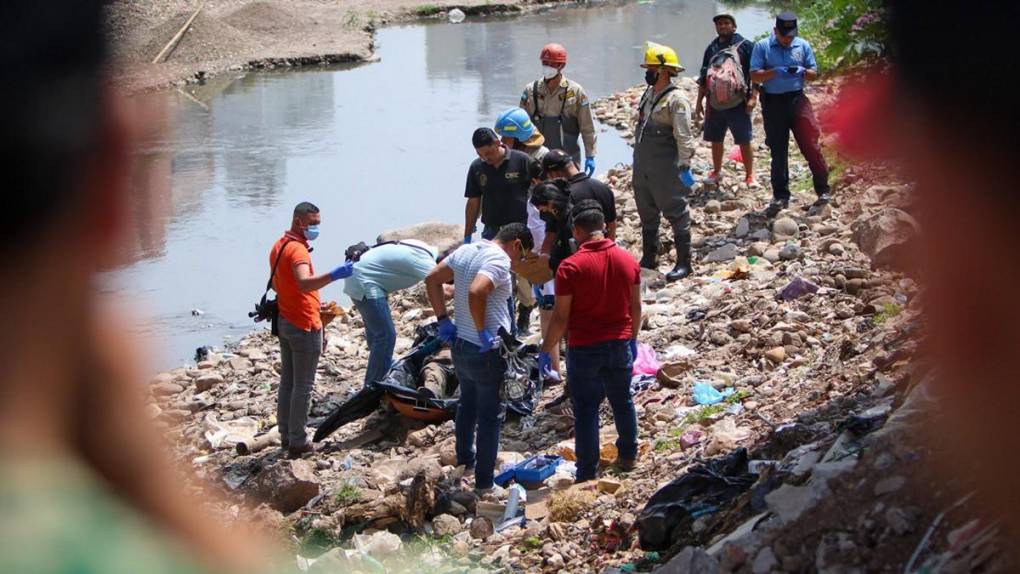 Dramático rescate de cuerpo que pasó 30 horas en el río en espera para su levantamiento en la capital