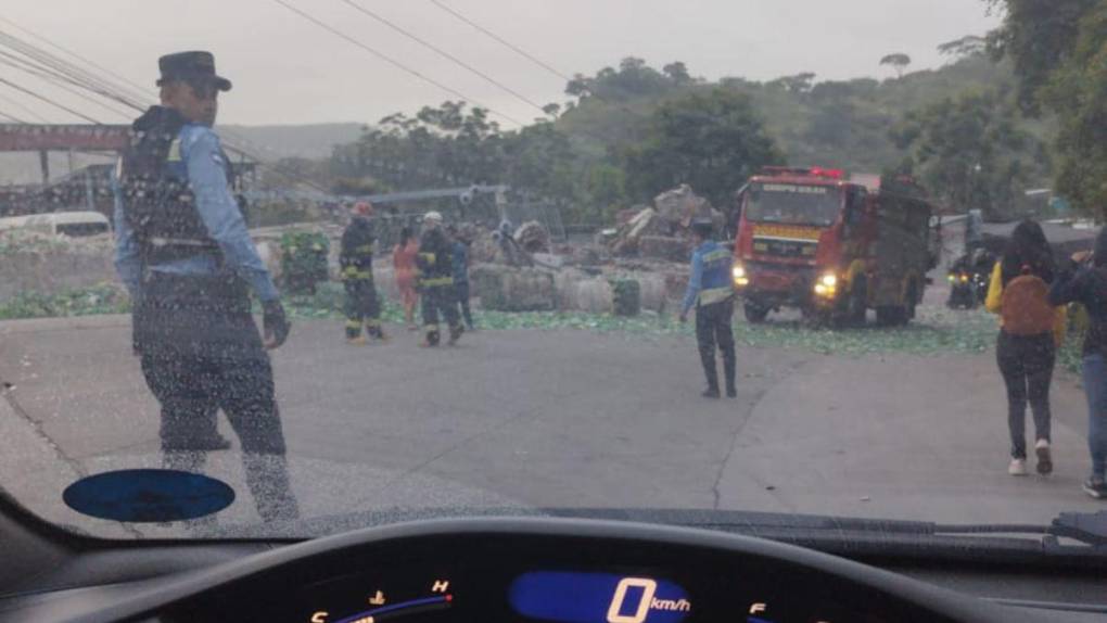 Volcamiento de rastra genera caos vial en la salida al sur de la capital