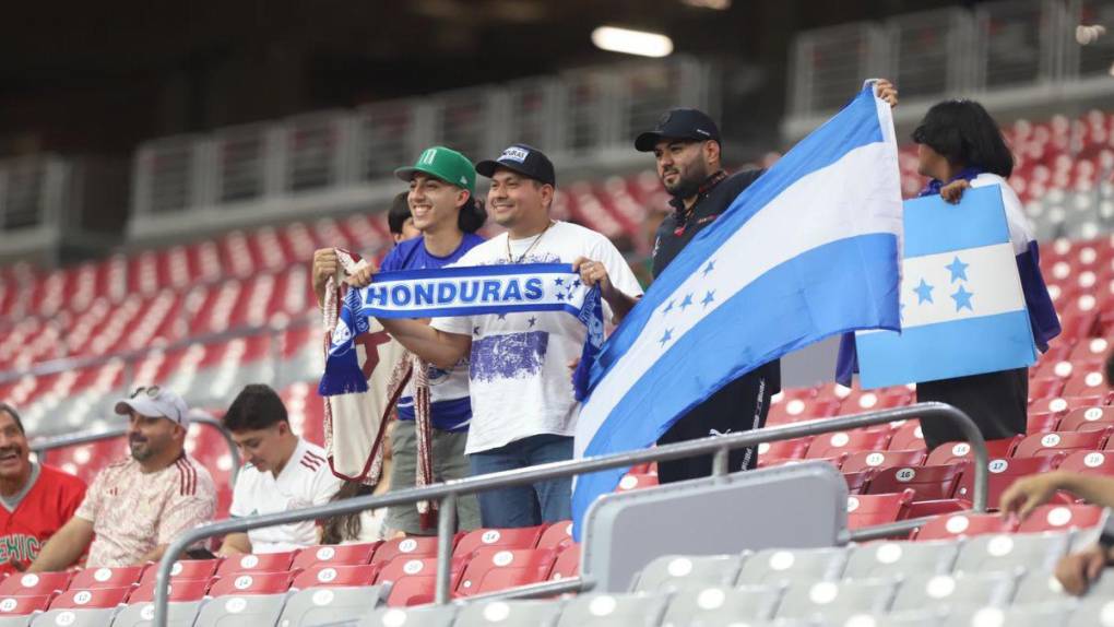 Aficionados catrachos comienzan a ponerle ambiente al State Farm previo al Qatar-Honduras