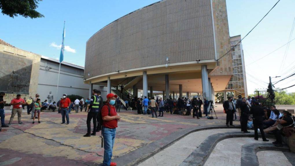 Fuerte resguardo: elementos policiales protegen a los diputados que elegirán la nueva CSJ